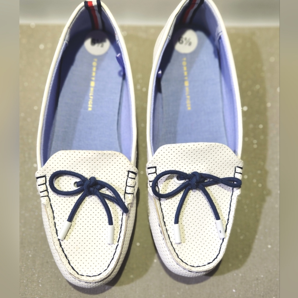 TOMMY HILFIGER Womens  White Leather Loafers  Size  6